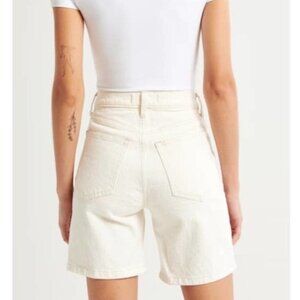 NWT Abercrombie High Rise 7” Dad Short